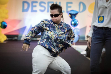 La Morea acogió el desfile de moda inclusiva que impulsa la Asociación Síndrome de Down en su octava edición. Participaron 50 modelos de todas las edades con síndrome de Down de la Agencia de Modelos DejaVú.