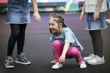 La Morea acogió el desfile de moda inclusiva que impulsa la Asociación Síndrome de Down en su octava edición. Participaron 50 modelos de todas las edades con síndrome de Down de la Agencia de Modelos DejaVú.