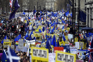 Cientos de miles de personas se manifiestan por un referéndum del 'brexit'
