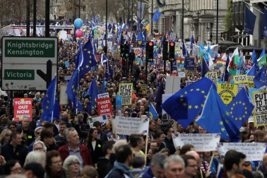 Cientos de miles de personas se manifiestan por un referéndum del 'brexit'