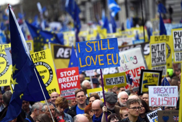 Cientos de miles de personas se manifiestan por un referéndum del 'brexit'