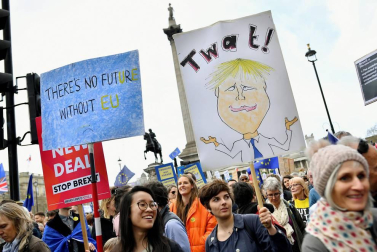 Cientos de miles de personas se manifiestan por un referéndum del 'brexit'
