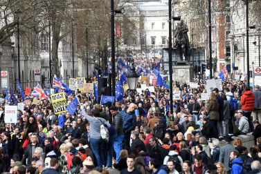 Cientos de miles de personas se manifiestan por un referéndum del 'brexit'