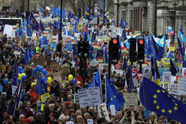 Cientos de miles de personas se manifiestan por un referéndum del 'brexit'