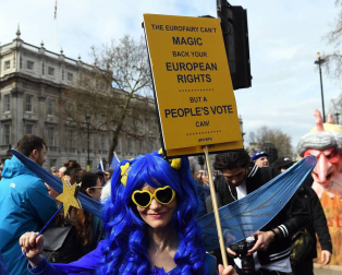 Cientos de miles de personas se manifiestan por un referéndum del 'brexit'