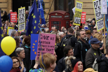 Cientos de miles de personas se manifiestan por un referéndum del 'brexit'