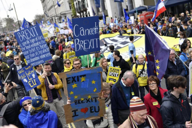 Cientos de miles de personas se manifiestan por un referéndum del 'brexit'