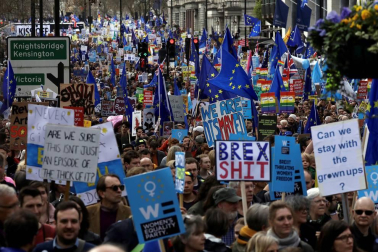 Cientos de miles de personas se manifiestan por un referéndum del 'brexit'