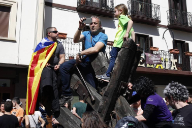 A la convocatoria han acudido miles de personas, entre 35.000 y 50.000 según la delegación del Gobierno y 60.000 según los organizadores