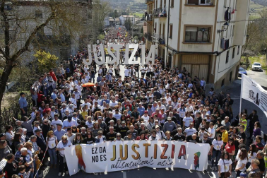 A la convocatoria han acudido miles de personas, entre 35.000 y 50.000 según la delegación del Gobierno y 60.000 según los organizadores