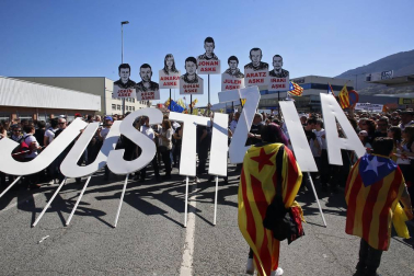 A la convocatoria han acudido miles de personas, entre 35.000 y 50.000 según la delegación del Gobierno y 60.000 según los organizadores