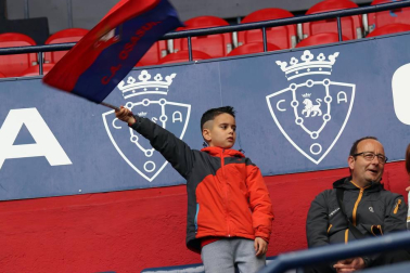 Fotos del búscate en la grada del Osasuna Femenino-SD Eibar