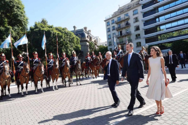 Han iniciado su visita con una ofrenda floral al monumento en Buenos Aires del general José de San Martín