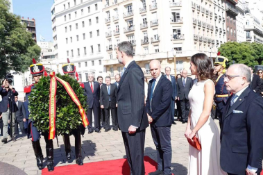 Han iniciado su visita con una ofrenda floral al monumento en Buenos Aires del general José de San Martín