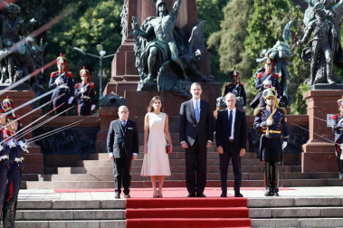 Han iniciado su visita con una ofrenda floral al monumento en Buenos Aires del general José de San Martín