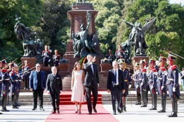 Han iniciado su visita con una ofrenda floral al monumento en Buenos Aires del general José de San Martín
