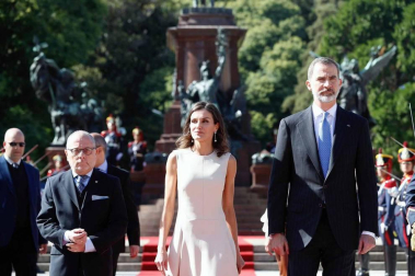 Han iniciado su visita con una ofrenda floral al monumento en Buenos Aires del general José de San Martín