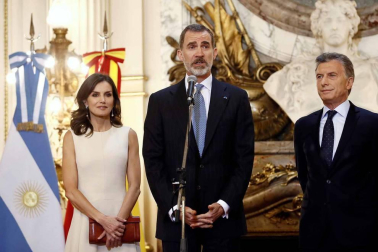 Han iniciado su visita con una ofrenda floral al monumento en Buenos Aires del general José de San Martín