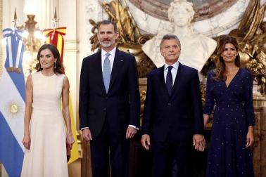 Han iniciado su visita con una ofrenda floral al monumento en Buenos Aires del general José de San Martín
