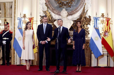 Han iniciado su visita con una ofrenda floral al monumento en Buenos Aires del general José de San Martín