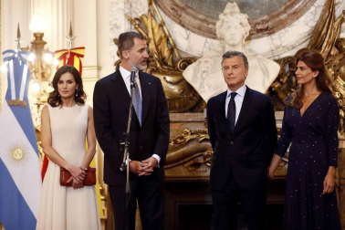 Han iniciado su visita con una ofrenda floral al monumento en Buenos Aires del general José de San Martín