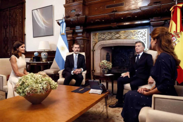 Han iniciado su visita con una ofrenda floral al monumento en Buenos Aires del general José de San Martín