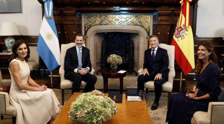 Han iniciado su visita con una ofrenda floral al monumento en Buenos Aires del general José de San Martín