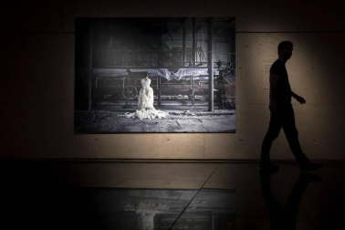 La muestra recoge 32 obras realizadas por la artista en los últimos veinte años.