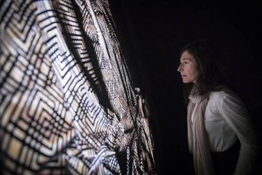 La muestra recoge 32 obras realizadas por la artista en los últimos veinte años.
