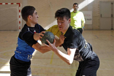 Este fin de semana se disputaron en Burlada y Noáin las Finales a Cuatro de balonmano en las categorías juveniles. Los cuatro mejores equipos femeninos y los cuatro mejores masculinos se jugaron la liga en encuentros que registraron un gran ambiente.
