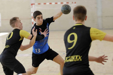 Este fin de semana se disputaron en Burlada y Noáin las Finales a Cuatro de balonmano en las categorías juveniles. Los cuatro mejores equipos femeninos y los cuatro mejores masculinos se jugaron la liga en encuentros que registraron un gran ambiente.