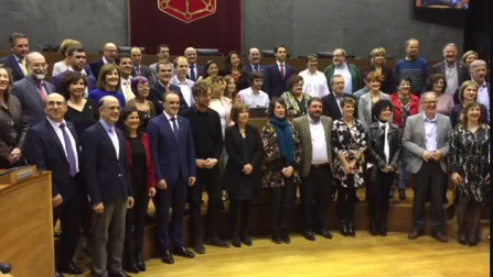 Despedida de los parlamentarios navarros en el último pleno de la legislatura