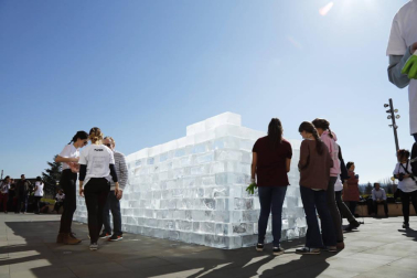 El artista estadounidense nacido en Madrid Iñigo Manglano-Ovalle ha llevado la instalación a base de bloques de hielo, 'Fluids Navarra', al Museo del campus universitario.