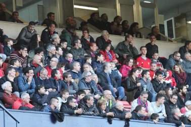 Fotos del búscate en la grada del Osasuna - Nàstic