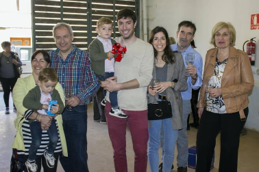 Del 17 al 24 de marzo los vecinos de Miranda de Arga celebran sus fiestas en honor a San Benito. La cámara de ¡Click! se acercó la mañana del último día para disfrutar de la degustación de vino y queso organizada por el consistorio local y que se celebró en el Centro Cívico con una gran asistencia de público.