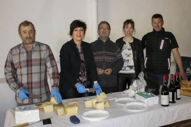 Del 17 al 24 de marzo los vecinos de Miranda de Arga celebran sus fiestas en honor a San Benito. La cámara de ¡Click! se acercó la mañana del último día para disfrutar de la degustación de vino y queso organizada por el consistorio local y que se celebró en el Centro Cívico con una gran asistencia de público.