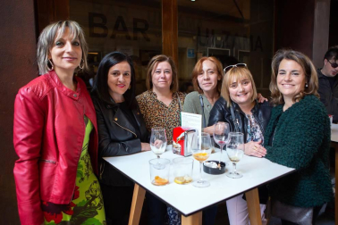 Ha llegado una de las citas gastronómicas más esperadas por los navarros, la Semana del Pincho. La cámara de ¡Click! se acercó el sábado 23 a compartir con los vecinos de Pamplona el comienzo de las jornadas por algunas de las calles más típicas para 'pinchear'. Los rezagados todavía pueden disfrutar hasta mañana de estas delicias gastronómicas en miniatura.