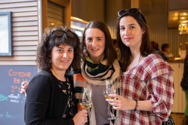 Ha llegado una de las citas gastronómicas más esperadas por los navarros, la Semana del Pincho. La cámara de ¡Click! se acercó el sábado 23 a compartir con los vecinos de Pamplona el comienzo de las jornadas por algunas de las calles más típicas para 'pinchear'. Los rezagados todavía pueden disfrutar hasta mañana de estas delicias gastronómicas en miniatura.
