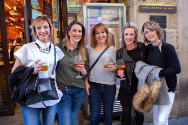 Ha llegado una de las citas gastronómicas más esperadas por los navarros, la Semana del Pincho. La cámara de ¡Click! se acercó el sábado 23 a compartir con los vecinos de Pamplona el comienzo de las jornadas por algunas de las calles más típicas para 'pinchear'. Los rezagados todavía pueden disfrutar hasta mañana de estas delicias gastronómicas en miniatura.