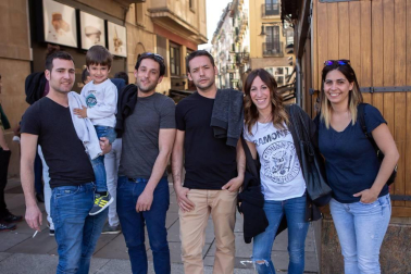 Ha llegado una de las citas gastronómicas más esperadas por los navarros, la Semana del Pincho. La cámara de ¡Click! se acercó el sábado 23 a compartir con los vecinos de Pamplona el comienzo de las jornadas por algunas de las calles más típicas para 'pinchear'. Los rezagados todavía pueden disfrutar hasta mañana de estas delicias gastronómicas en miniatura.