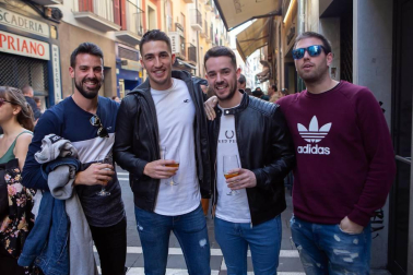 Ha llegado una de las citas gastronómicas más esperadas por los navarros, la Semana del Pincho. La cámara de ¡Click! se acercó el sábado 23 a compartir con los vecinos de Pamplona el comienzo de las jornadas por algunas de las calles más típicas para 'pinchear'. Los rezagados todavía pueden disfrutar hasta mañana de estas delicias gastronómicas en miniatura.