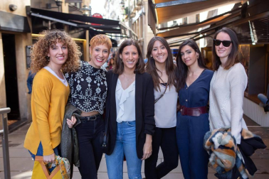 Ha llegado una de las citas gastronómicas más esperadas por los navarros, la Semana del Pincho. La cámara de ¡Click! se acercó el sábado 23 a compartir con los vecinos de Pamplona el comienzo de las jornadas por algunas de las calles más típicas para 'pinchear'. Los rezagados todavía pueden disfrutar hasta mañana de estas delicias gastronómicas en miniatura.