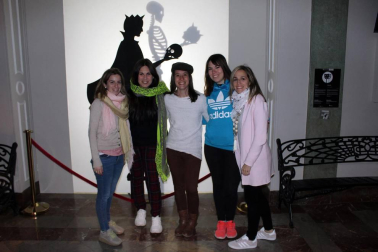 Tras el éxito obtenido en pasadas ediciones, el Teatro Gayarre ha vuelto a convertirse en una gran sala de scape room para acoger el evento 'Teatro escape. Historias del Gayarre, más allá del telón'. Se trata de un proyecto creado por Fermín Ciáurriz (Wayout Room Escape) e Iraia Sanz (Logical Escape Room) y dirigido por Miren Tirapu que, gracias a la interpretación apasionada de Estefanía de Paz Asín, Sergio de Andrés y Eneko Pérez, ha vuelto a sorprender a los que se han atrevido con este misterio.