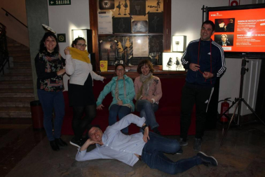 Tras el éxito obtenido en pasadas ediciones, el Teatro Gayarre ha vuelto a convertirse en una gran sala de scape room para acoger el evento 'Teatro escape. Historias del Gayarre, más allá del telón'. Se trata de un proyecto creado por Fermín Ciáurriz (Wayout Room Escape) e Iraia Sanz (Logical Escape Room) y dirigido por Miren Tirapu que, gracias a la interpretación apasionada de Estefanía de Paz Asín, Sergio de Andrés y Eneko Pérez, ha vuelto a sorprender a los que se han atrevido con este misterio.