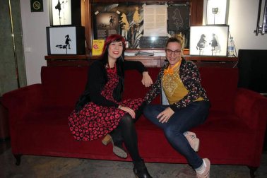 Tras el éxito obtenido en pasadas ediciones, el Teatro Gayarre ha vuelto a convertirse en una gran sala de scape room para acoger el evento 'Teatro escape. Historias del Gayarre, más allá del telón'. Se trata de un proyecto creado por Fermín Ciáurriz (Wayout Room Escape) e Iraia Sanz (Logical Escape Room) y dirigido por Miren Tirapu que, gracias a la interpretación apasionada de Estefanía de Paz Asín, Sergio de Andrés y Eneko Pérez, ha vuelto a sorprender a los que se han atrevido con este misterio.