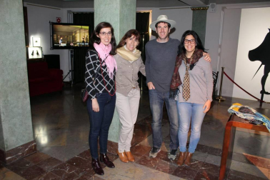 Tras el éxito obtenido en pasadas ediciones, el Teatro Gayarre ha vuelto a convertirse en una gran sala de scape room para acoger el evento 'Teatro escape. Historias del Gayarre, más allá del telón'. Se trata de un proyecto creado por Fermín Ciáurriz (Wayout Room Escape) e Iraia Sanz (Logical Escape Room) y dirigido por Miren Tirapu que, gracias a la interpretación apasionada de Estefanía de Paz Asín, Sergio de Andrés y Eneko Pérez, ha vuelto a sorprender a los que se han atrevido con este misterio.