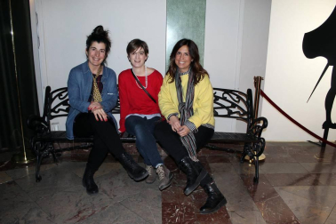 Tras el éxito obtenido en pasadas ediciones, el Teatro Gayarre ha vuelto a convertirse en una gran sala de scape room para acoger el evento 'Teatro escape. Historias del Gayarre, más allá del telón'. Se trata de un proyecto creado por Fermín Ciáurriz (Wayout Room Escape) e Iraia Sanz (Logical Escape Room) y dirigido por Miren Tirapu que, gracias a la interpretación apasionada de Estefanía de Paz Asín, Sergio de Andrés y Eneko Pérez, ha vuelto a sorprender a los que se han atrevido con este misterio.
