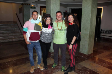 Tras el éxito obtenido en pasadas ediciones, el Teatro Gayarre ha vuelto a convertirse en una gran sala de scape room para acoger el evento 'Teatro escape. Historias del Gayarre, más allá del telón'. Se trata de un proyecto creado por Fermín Ciáurriz (Wayout Room Escape) e Iraia Sanz (Logical Escape Room) y dirigido por Miren Tirapu que, gracias a la interpretación apasionada de Estefanía de Paz Asín, Sergio de Andrés y Eneko Pérez, ha vuelto a sorprender a los que se han atrevido con este misterio.