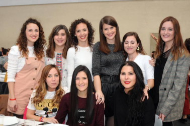 La Sociedad Cultural Deportiva y Recreativa Ana de Velasco de Marcilla celebró un día de encuentro con sus socios con una comida popular que se celebró en el pabellón municipal el sábado 23 de marzo. Al exquisito menú de sidrería le siguió una sesión de baile a cargo de la orquesta Nueva Alaska. Una jornada para disfrutarla en cuadrilla.