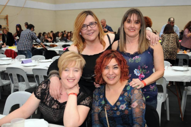 La Sociedad Cultural Deportiva y Recreativa Ana de Velasco de Marcilla celebró un día de encuentro con sus socios con una comida popular que se celebró en el pabellón municipal el sábado 23 de marzo. Al exquisito menú de sidrería le siguió una sesión de baile a cargo de la orquesta Nueva Alaska. Una jornada para disfrutarla en cuadrilla.